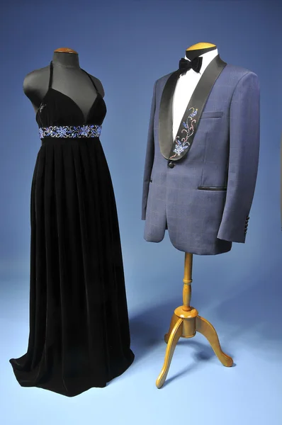 Lyxig svart klänning och blå middag med bow-tie — Stockfoto