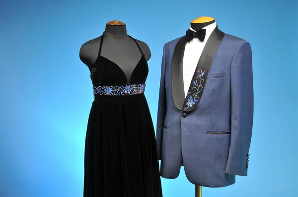 Luxuriöses schwarzes Kleid und blaues Abendkleid mit Fliege — Stockfoto