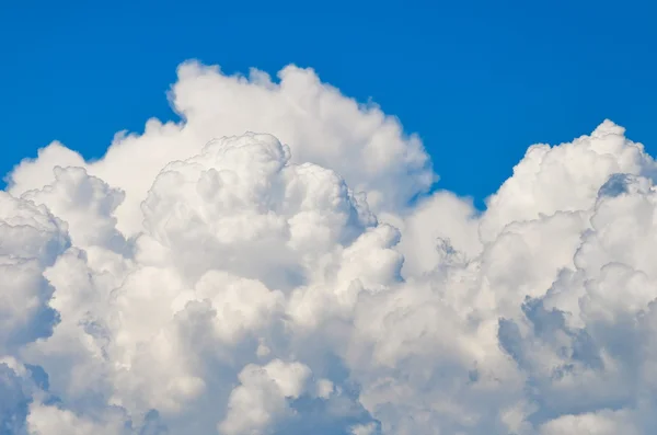 Λευκό σύννεφο σε στροφή μπλε ουρανό Εικόνα Αρχείου