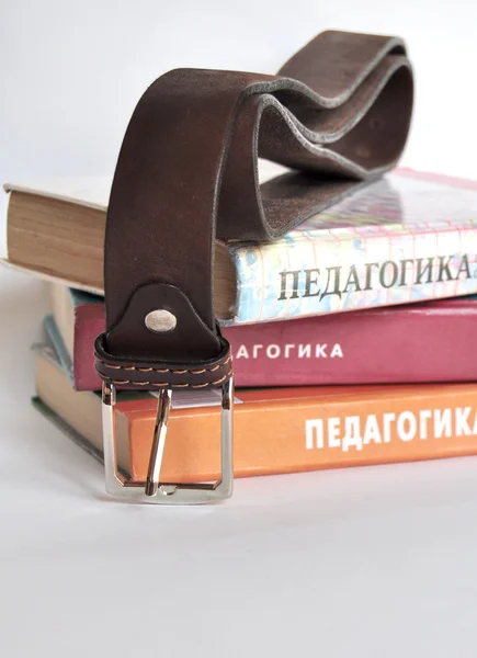 Cintura in pelle maschile su sfondo pedagogico libro di testo Fotografia Stock