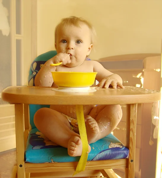 Ребенок ест кашу — стоковое фото