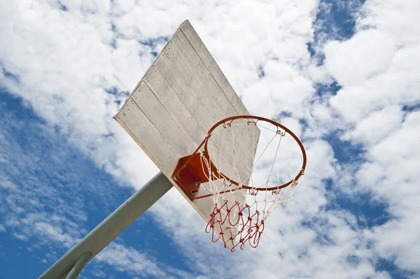 篮球网在阳光灿烂 图库图片