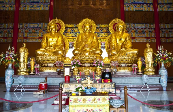 Trzy złote posągi Buddy w świątyni — Zdjęcie stockowe