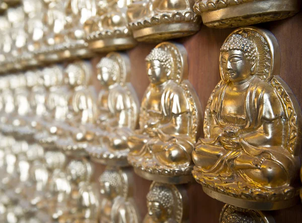 Duizend boeddhabeelden op de muur van de tempel — Stockfoto