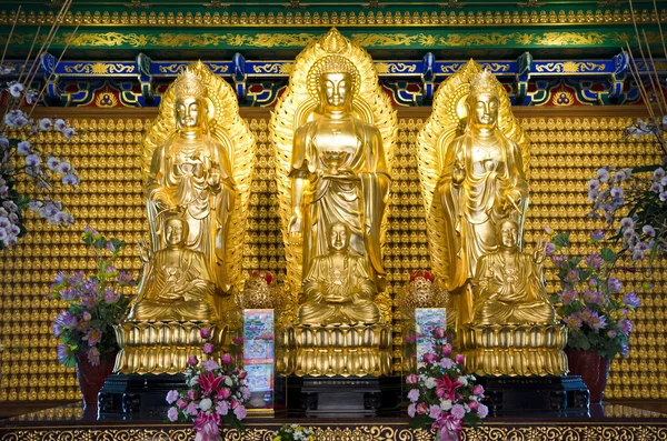 Zlatá socha Buddhy v chrámu — Stock fotografie