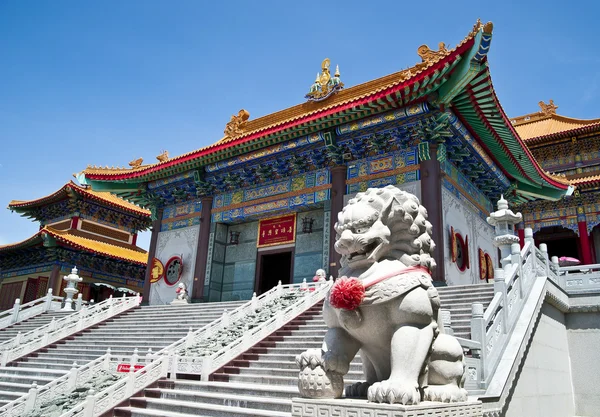 Estátua de leão em frente ao templo — Fotografia de Stock