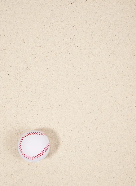 Kum üzerinde bir beyzbol — Stok fotoğraf