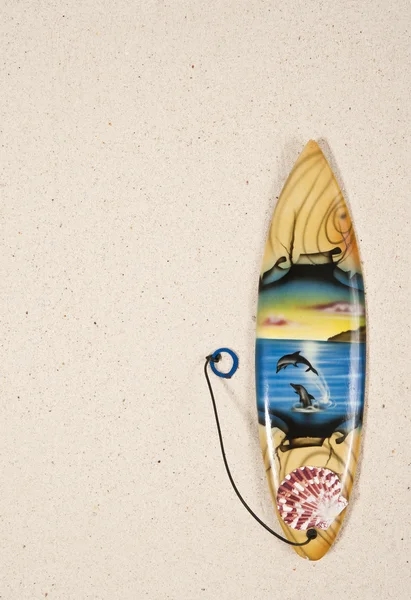 Surfplank op zand papier — Stockfoto