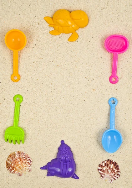Пластиковые игрушки на песке — стоковое фото