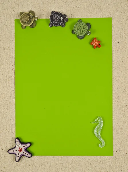Des tortues marchent sur le papier vert — Photo