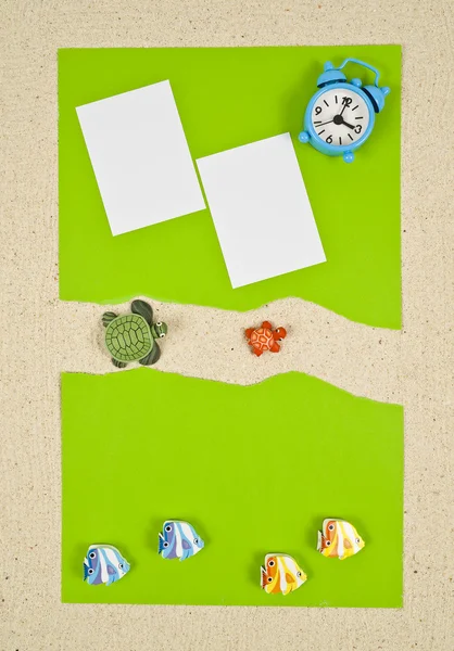 Zwei kleine Blankoscheine auf grünem Papier — Stockfoto