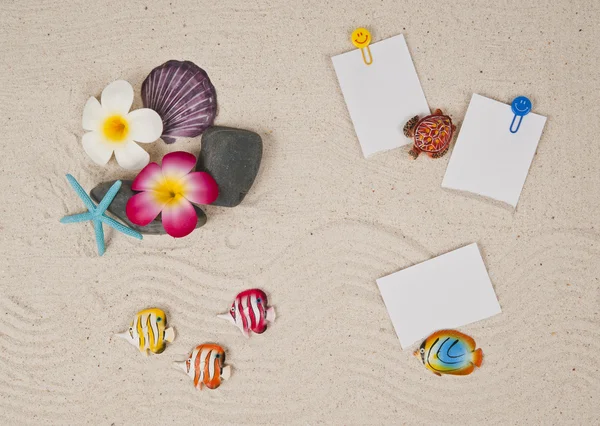 Three small notes on the sand with decoration — Stock Photo, Image