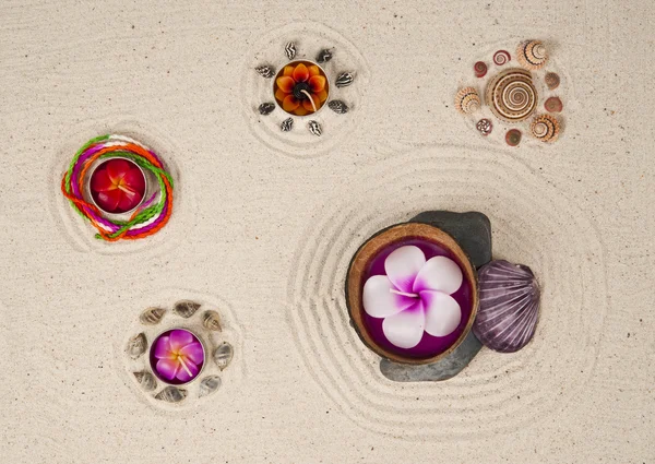 Kerzen mit Dekoration auf dem Sandgrund — Stockfoto