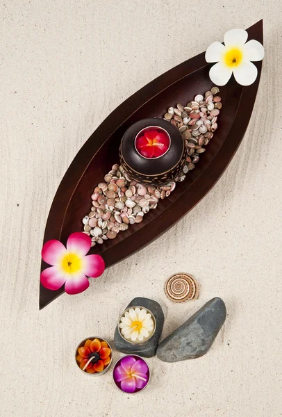 Kerzenständer im Holzblatttablett mit kleiner Muschel — Stockfoto