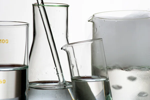 Artículos de vidrio de laboratorio durante el experimento y vapores sobre líquido — Foto de Stock