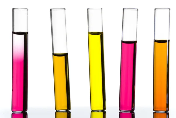 Tubos de ensaio com líquido colorido — Fotografia de Stock