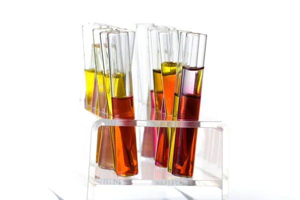 Renkli sıvı test tüpleri ile raf — Stok fotoğraf