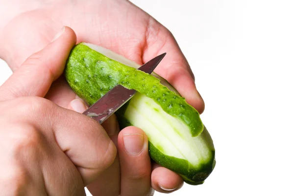 Komkommer geschild met een mes — Stockfoto