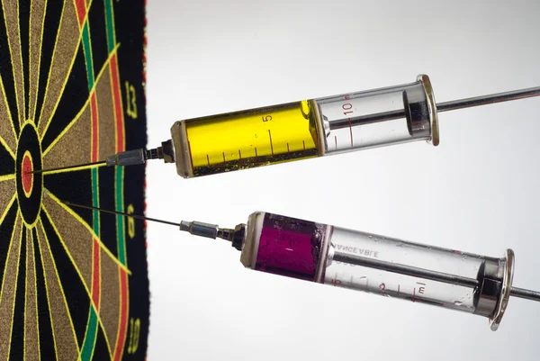 Zasáhnout cíl s injekční stříkačky naplněné kapalinou — Stock fotografie