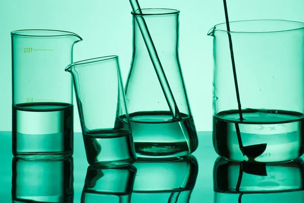 Groep van laboratoriumglaswerk gevuld met vloeistof — Stockfoto