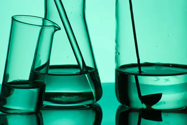 Mehrere mit Flüssigkeit gefüllte Laborkolben — Stockfoto