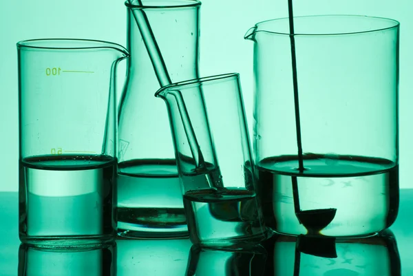Geassorteerde laboratoriumglaswerk gevuld met vloeistof — Stockfoto