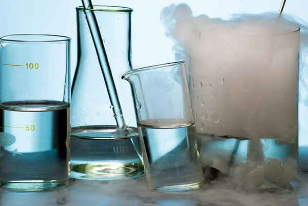 Objectos de vidro de laboratório durante a experiência com erupção de vapor — Fotografia de Stock