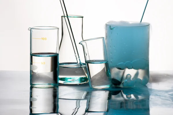 Artículos de vidrio de laboratorio durante el experimento con vapores azules — Foto de Stock