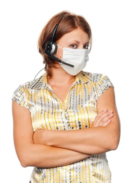 Девушка в медицинской маске и наушниках с микрофоном — стоковое фото