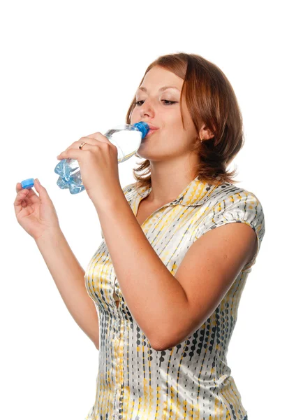Flicka dricker vatten från en flaska — Stockfoto