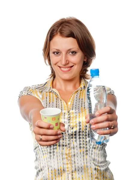 Ragazza offre una bottiglia d'acqua e un bicchiere — Foto Stock