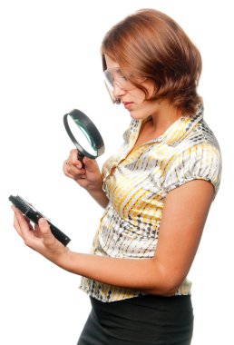 Kız bir büyüteç aracılığıyla sabit sürücü olarak görüyor.