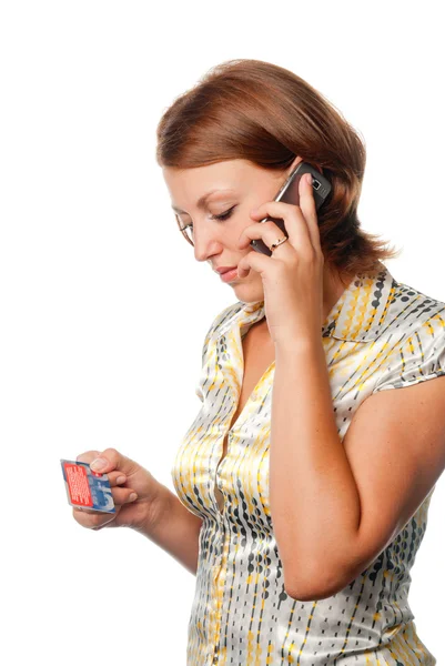 Flicka aktiverar ett kreditkort per telefon — Stockfoto