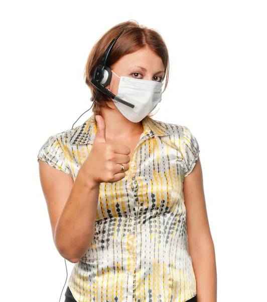 Κορίτσι σε μια ιατρική μάσκα και αυτί-τηλέφωνα με ένα μικρόφωνο — Φωτογραφία Αρχείου