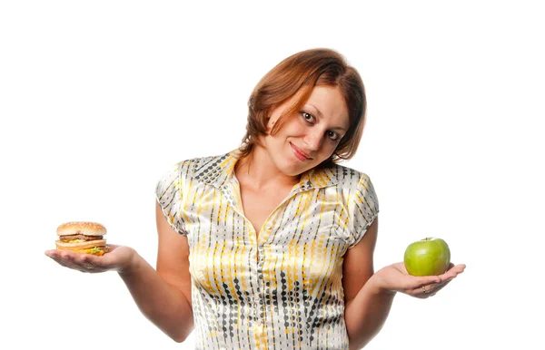 Flickan väljs mellan apple och hamburgare — Stockfoto
