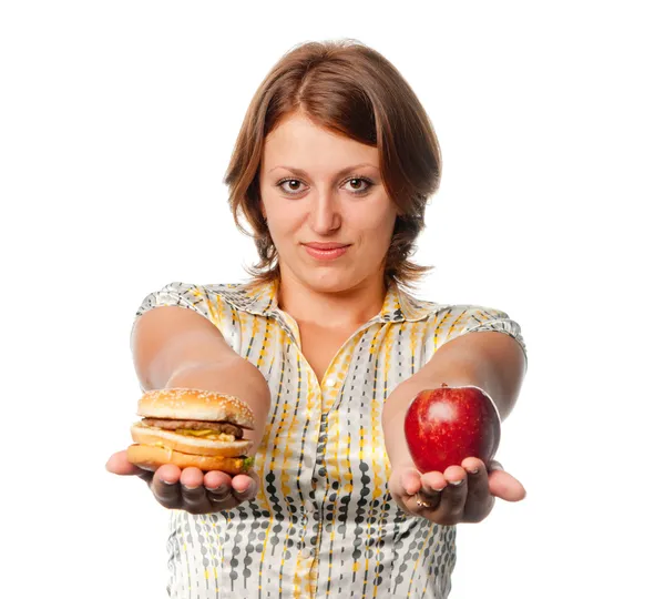 少女はアップルとハンバーガーを提供しています — ストック写真
