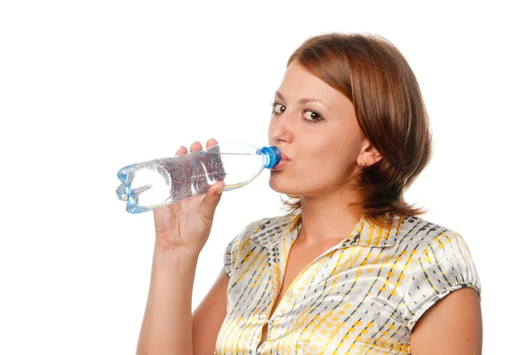 Дівчина п'є воду з пляшки — стокове фото