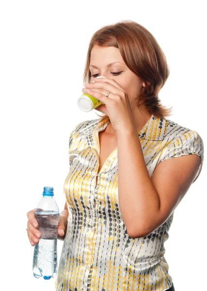 Дівчина п'є воду зі склянки — стокове фото