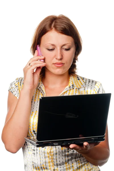 Chica con el portátil habla por un teléfono móvil — Foto de Stock