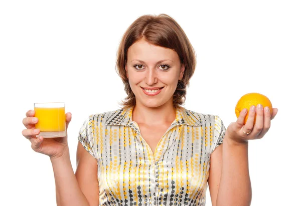 Chica elige entre jugo de naranja y naranja —  Fotos de Stock