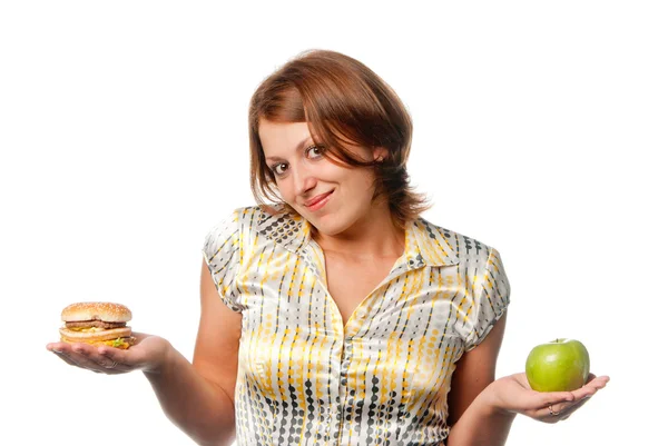 Flickan väljs mellan apple och hamburgare — Stockfoto