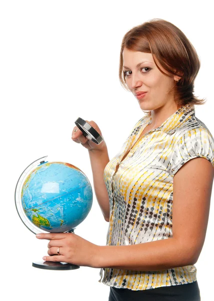 Meisje onderzoekt de hele wereld door middel van een vergrootglas — Stockfoto