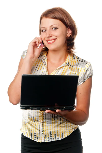 Flickan med den bärbara datorn talar av en mobiltelefon — Stockfoto