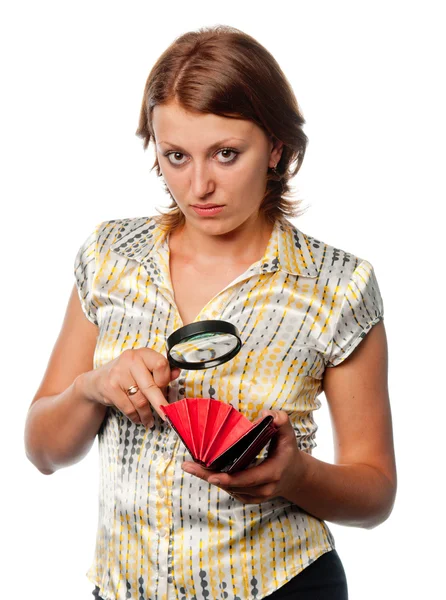Κορίτσι θεωρεί ένα πορτοφόλι μέσα από ένα μεγεθυντικό φακό — Φωτογραφία Αρχείου