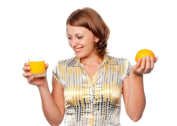 Menina escolhe entre suco de laranja e laranja — Fotografia de Stock