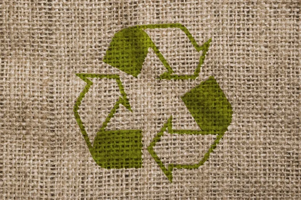 Ruwe doek met recycle teken. — Stockfoto