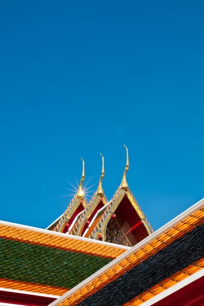 Tak av thailändska templet — Stockfoto