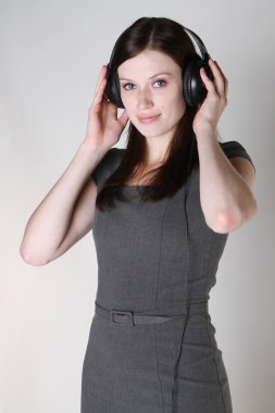 kulaklık olan kadın