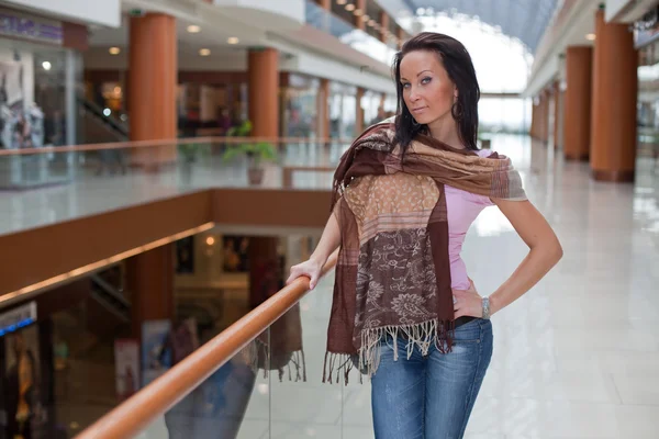 Mädchen mit Schal vor Mall-Hintergrund Stockbild