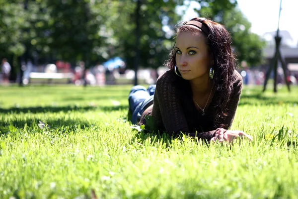 草でリラックスかわいい女の子 ストック画像